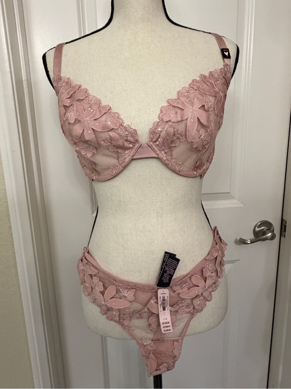 Victoria’s Secret 34DDD Delicate Pink Floral Lace Bra & Thong (L) Set